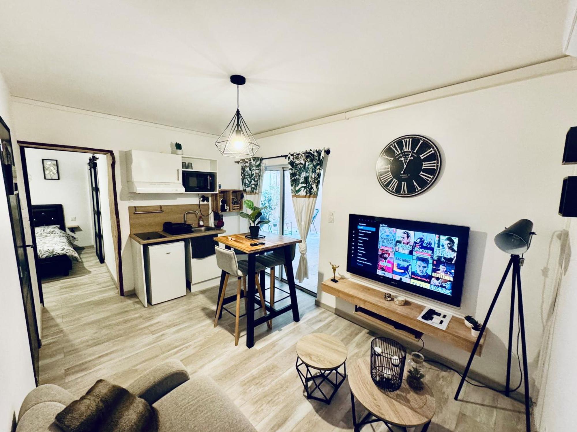 Alena Apartment Bourg-Saint-Andeol Bagian luar foto
